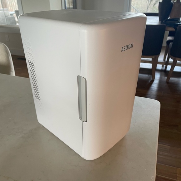 Mini Fridge - Picture 2 of 4